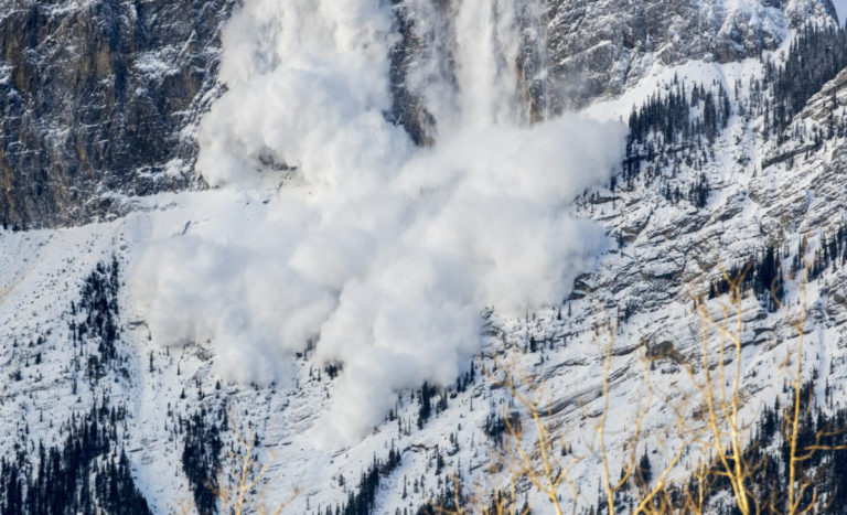 Vo všetkých pohoriach pretrváva malé lavínové nebezpečenstvo, varuje Horská záchranná služba