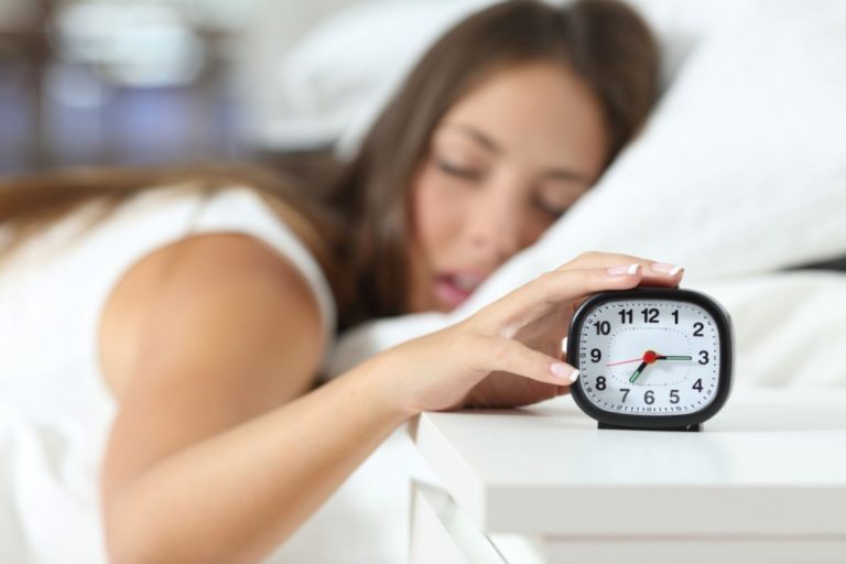 Poruchami spánku trpí každý druhý Slovák, môžu za to aj nevhodné aktivity pred spaním