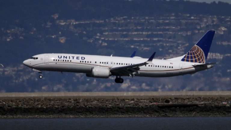 Inšpekcie Boeingu 737 Max 9 United Airlines odhalili uvoľnené skrutky