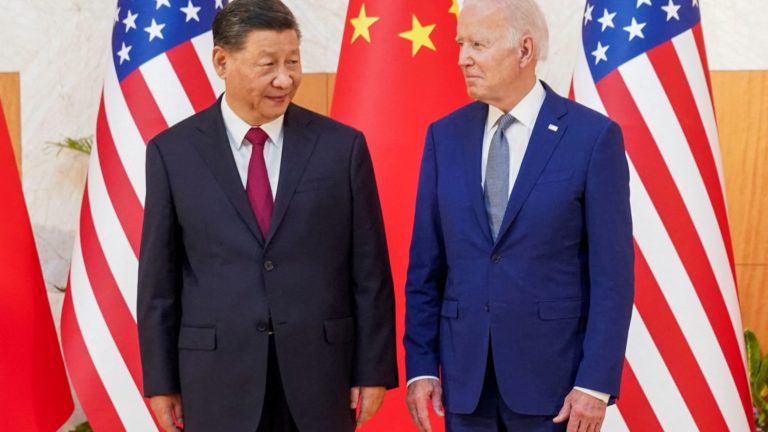Biden zvyšuje čínske clá na elektromobily, solárne panely a batérie
