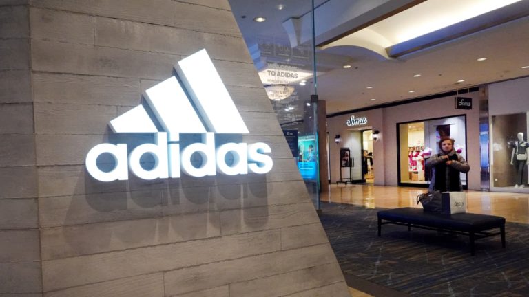 Adidas neodpíše zostávajúce zásoby Yeezy