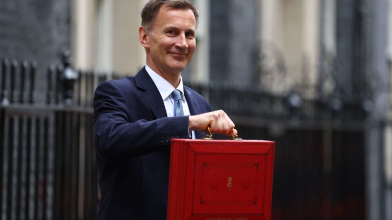 Britský minister financií očakáva, že prisľúbi predvolebné zníženie daní