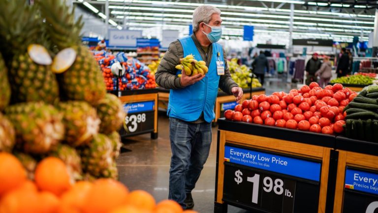 Walmart oznamuje rozdelenie akcií v pomere 3:1, keď sa akcie pohybujú pod historickým maximom