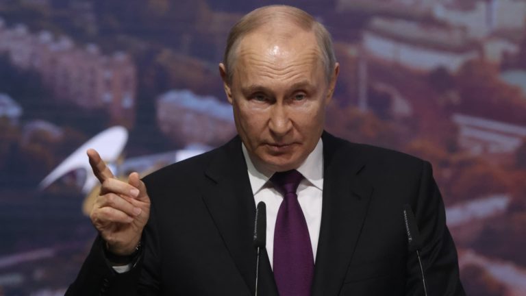 Putin hovorí, že Rusko je pripravené na jadrovú vojnu, keďže sa blížia ruské voľby