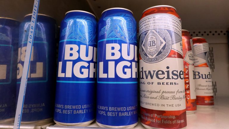 Pivný trh izolovaný od problémov dodávateľského reťazca, hovorí majiteľ Budweiseru