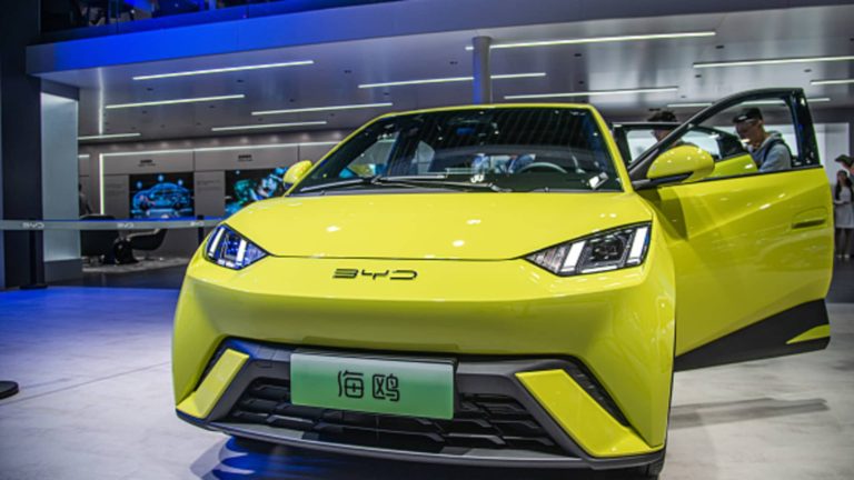 Čínske akcie elektromobilov začínajú v roku 2024 v spiatočke, keďže cenové vojny tlačia na ziskovosť