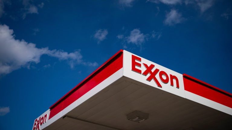 Exxon Mobil žaluje aktivistických investorov, aby zastavili návrhy akcionárov