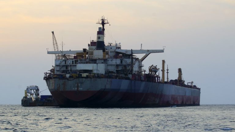 Ceny ropy vyskočili po štrajku USA a Británie na Húsíov v Jemene