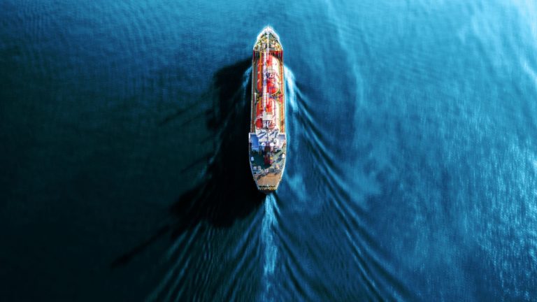 Loď unesená v Ománskom zálive mení kurz do iránskych vôd