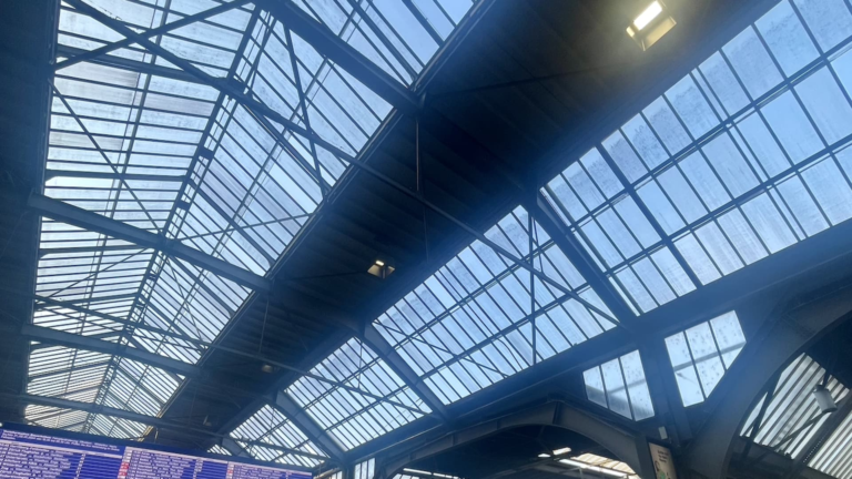 Odpočuté na prípojných vlakoch z Zürichu do Davos Platz