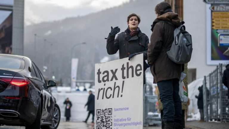 Megabohatí znovu vyzývajú svetových lídrov v Davose, aby „zdanili naše extrémne bohatstvo“