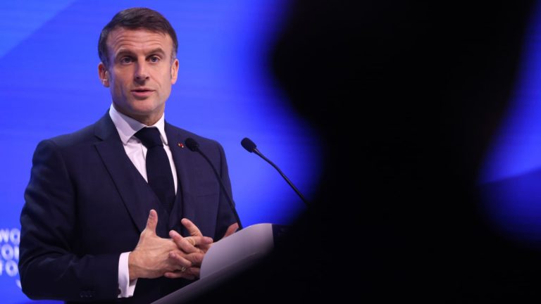 Európa musí byť pred neistými americkými voľbami asertívnejšia: Macron