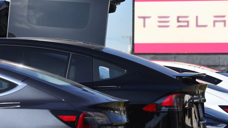 Tesla zvoláva takmer 200 000 vozidiel v USA kvôli chybe spätnej kamery