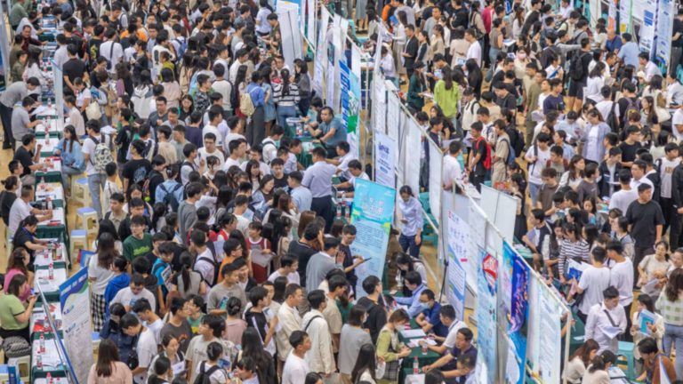 Nezamestnanosť mladých ľudí v Číne zostane v roku 2024 zvýšená, ale EIU varuje, že ekonomický dopad bude pretrvávať