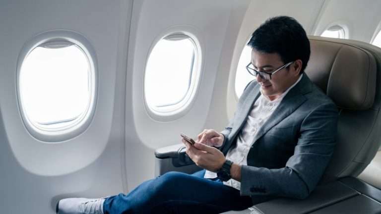 Mobilné telefonáty pri letoch v lietadle: Sú nevyhnutné?