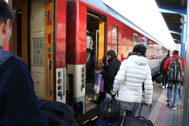 Úprava železničnej infraštruktúry obmedzila dopravu v okolí Topoľčian a Štúrova, ZSSK upozorňuje na meškanie vlakov