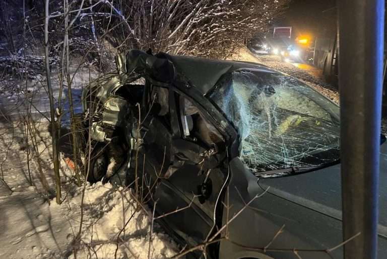 Na Orave sa zrazil autobus s osobným autom. 19-ročný vodič zraneniam podľahol (foto)