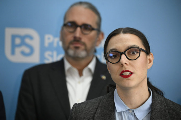 Progresívci odovzdali v parlamente podpisy na odvolanie Tarabu. Ministrovi moc priveľmi stúpla do hlavy, tvrdia