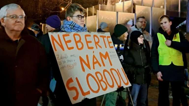 Žiaden boj nie je prehratý, kým ho sami nevzdáme. Odkázal Kiska na protivládnom proteste v Poprade (video+foto)