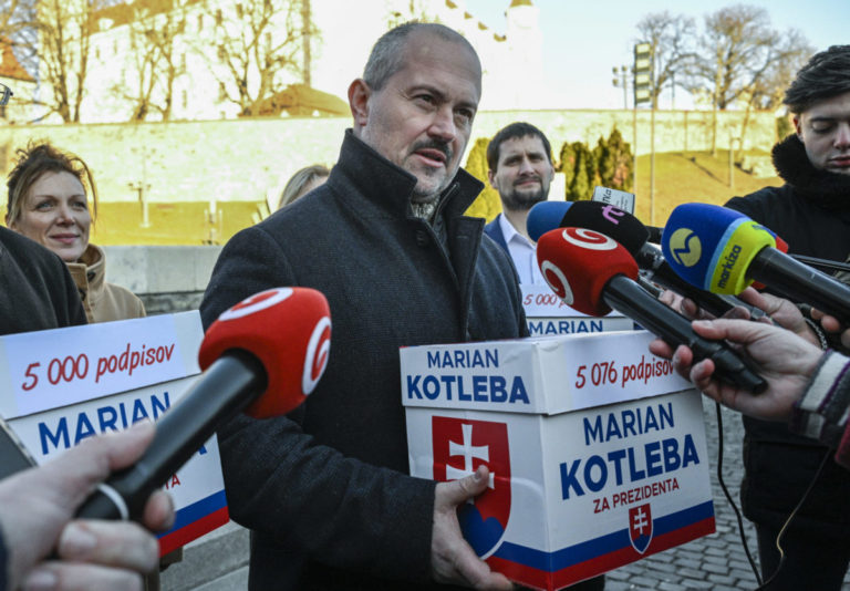 Kotleba chce byť „národným kandidátom“ v prezidentských voľbách, odovzdal viac ako 20-tisíc podpisov (video+foto)