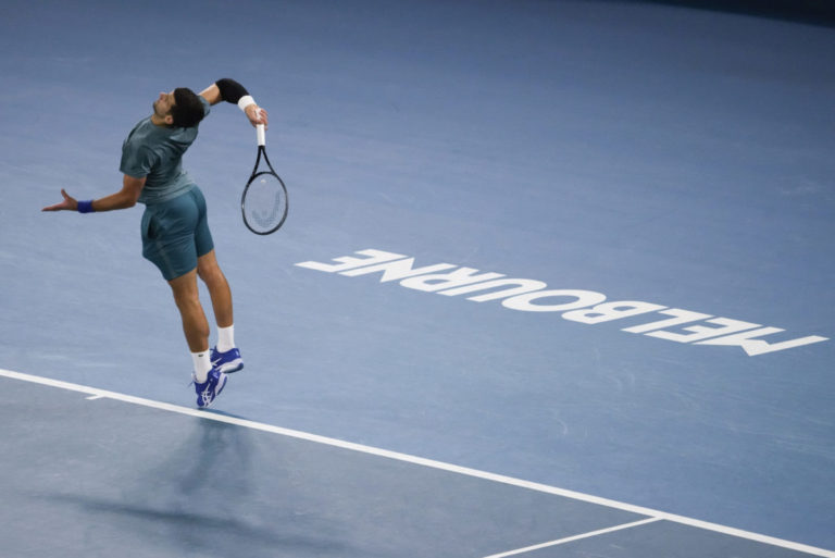 Djokovič aj Alcaraz idú ďalej. Osaková odstúpila pre zranenie a nekládla si servítku pred ústa – FOTO, VIDEO