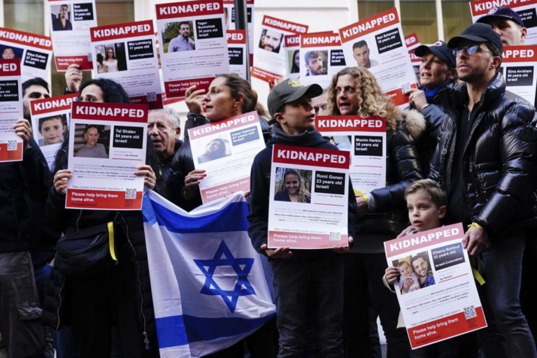 Príbuzní izraelských rukojemníkov narušili zasadnutie v parlamente, požadovali ich prepustenie