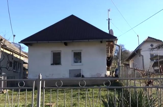 Len 19-mesačné dieťa prežilo dva dni pri mŕtvej matke, rodina nevedela o úmrtí