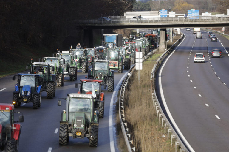 Protesty farmárov pokračujú vo Francúzsku aj Belgicku, Európska komisia oznámila plán pomoci
