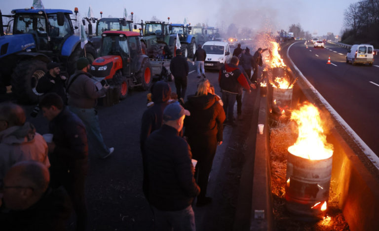 Horiace kamióny, blokáda Paríža, traktory rozbíjajúce asfalt. Šokujúce videá z protestov francúzskych farmárov!