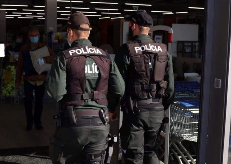 Chlapec sa vyhrážal svojej spolužiačke, skončil v cele policajného zaistenia
