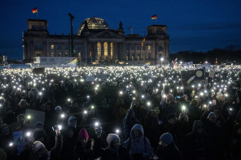 Státisíce ľudí v Nemecku protestovali proti krajnej pravici, ktorá údajne chce deportovať milióny imigrantov