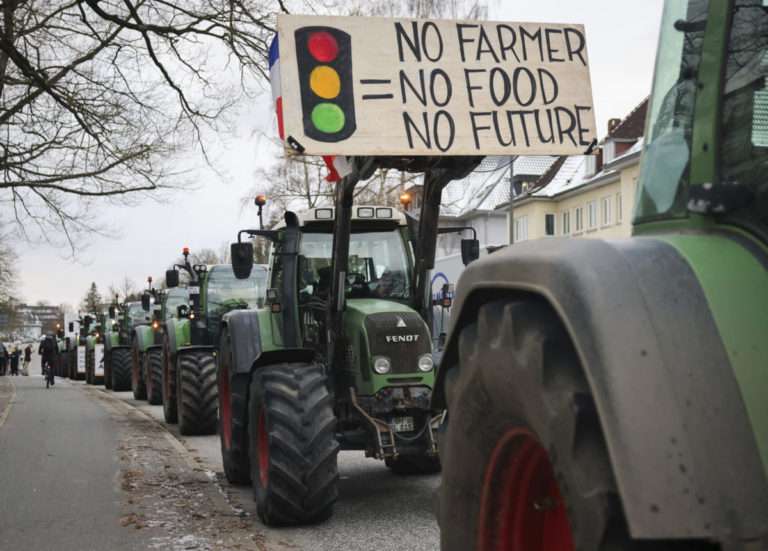 Nemeckí farmári protestujú proti vládnym plánom, blokujú prístupové cesty na diaľnice a plánujú ďalšie demonštrácie (video+foto)