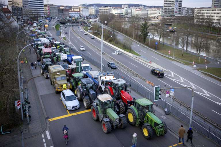 V Berlíne spolu s farmármi protestujú aj nákladní dopravcovia, nesúhlasia so zvýšeným mýtom