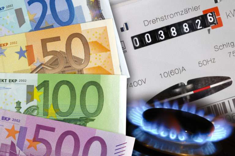 Cena elektriny sa v závere roka udržala nad 100-eurovou hranicou, plyn mierne klesol