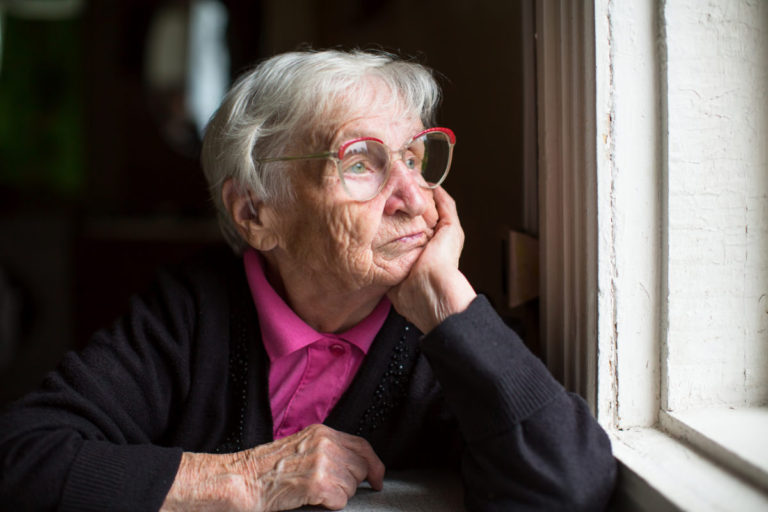 Ženy majú o pätinu nižšie dôchodky ako muži, osamoteným ženám hrozí preto vyššie riziko chudoby v starobe