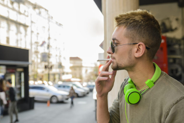 V Liptovskom Mikuláši platí zákaz fajčenia už aj v parkoch a na námestiach. Za odhodenie ohorku vám hrozí sankcia