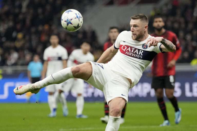 Milan Škriniar podstúpi operáciu členka, potvrdil Paríž Saint-Germain. Ako dlho bude mimo hry?