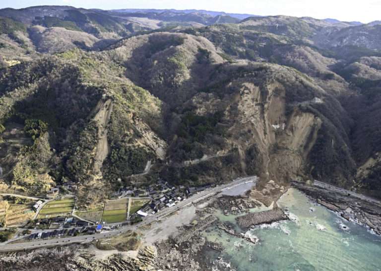Zemetrasenie v Japonsku má už 94 obetí, nezvestných je stále vyše dvesto ľudí (video+foto)