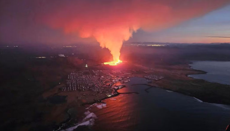 Na Islande došlo k ďalšej erupcii, v Grindavíku láva pohltila niekoľko domov (video+foto)