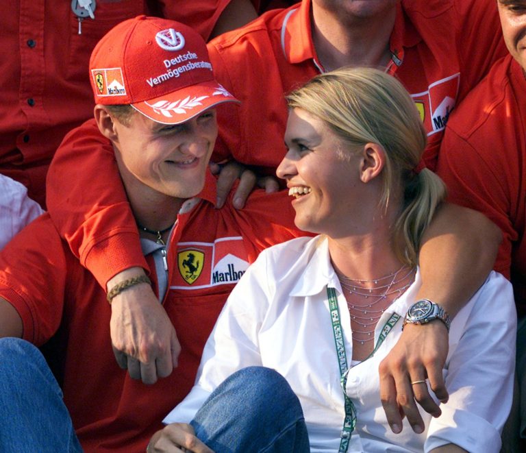 Ako je na tom legendárny „Schumi“? Jeho zdravotný stav držia v tajnosti, ale vraj je už schopný sedieť pri stole