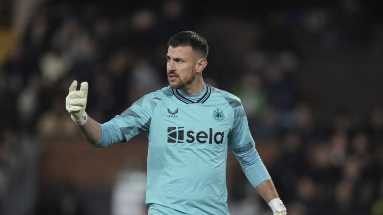 Newcastle United bodoval v Premier League po viac ako mesiaci, brankára Dúbravku museli ošetrovať