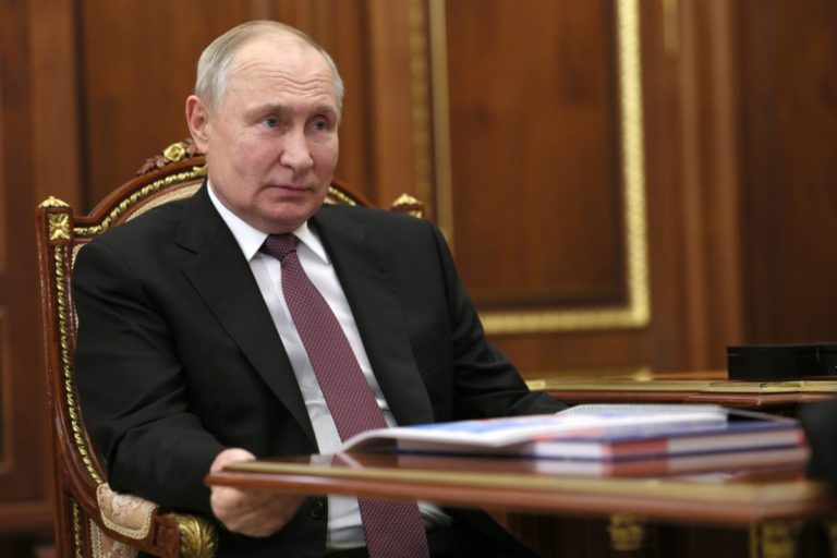 Putinova kampaň mu už nahromadila 95 škatúľ s petičnými hárkami na podporu jeho prezidentskej kandidatúry