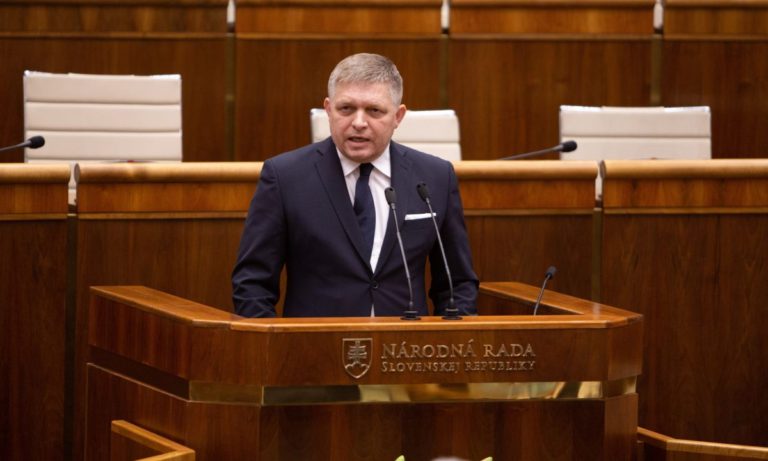 Fico si pochvaľuje, že nemá mobilný telefón. Je to „neuveriteľné oslobodenie“, tvrdí premiér