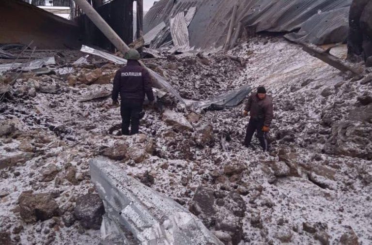 Sklad a budovu na spracovanie obilia vo Vovčansku zničili dve ruské bomby (foto)