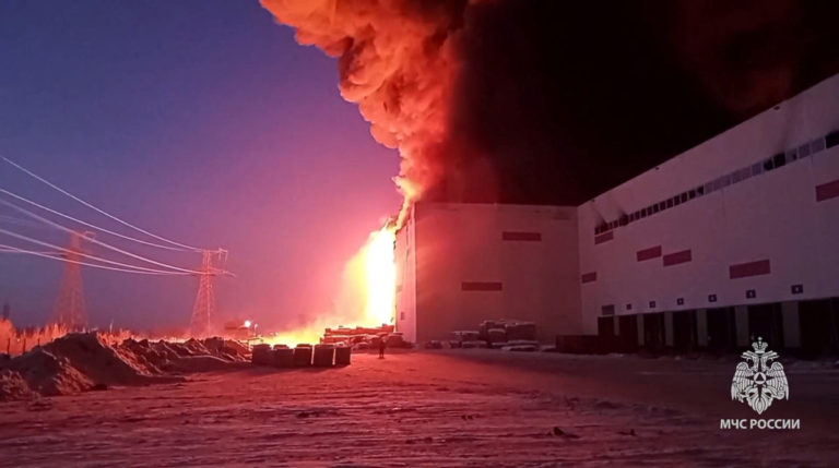 Sklad najväčšieho ruského online predajcu pri Petrohrade zničil požiar (video+foto)