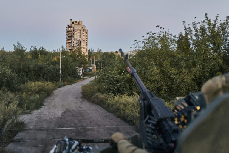 V Avdijivke nie sú obkľúčení nijakí ukrajinskí vojaci a obrana mesta naďalej pokračuje, oznámil veliteľ armády Tarnavskyj