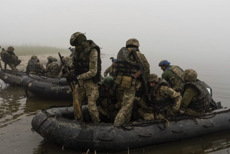 Rusom sa nedarí vytlačiť Ukrajincov z východného brehu Dnipra, a to ani napriek početnej prevahe