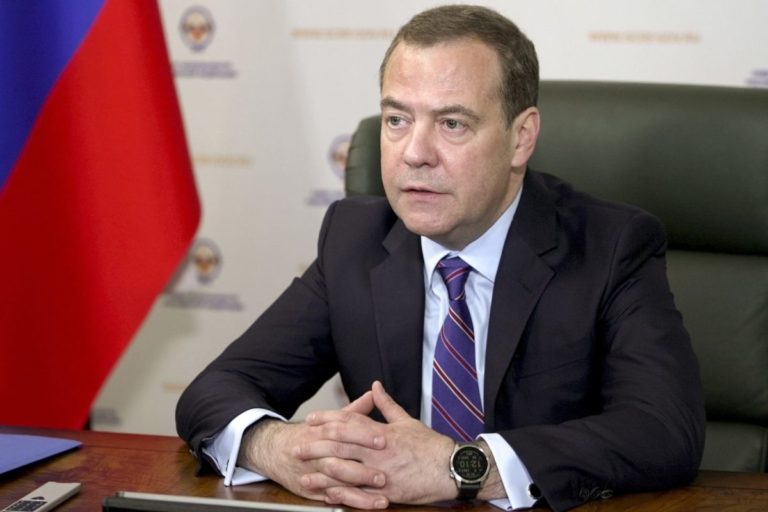 Medvedev sa vyhráža Britom vojnou a označil ich za „večného nepriateľa“