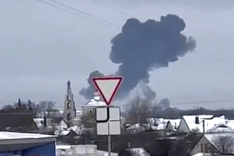 Zrútilo sa ruské lietadlo, na palube vraj boli desiatky vojnových ukrajinských zajatcov (video+foto)