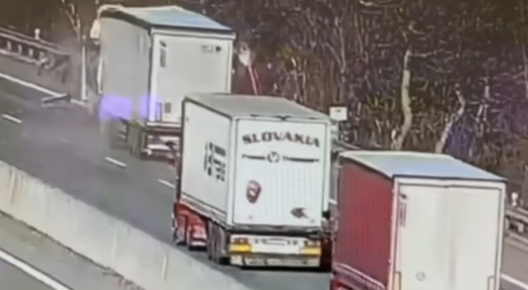 Pri Hlohovci narazil kamión do cestárskeho auta. Jeden z vodičov neprežil, na mieste boli aj zranení cestári (video)